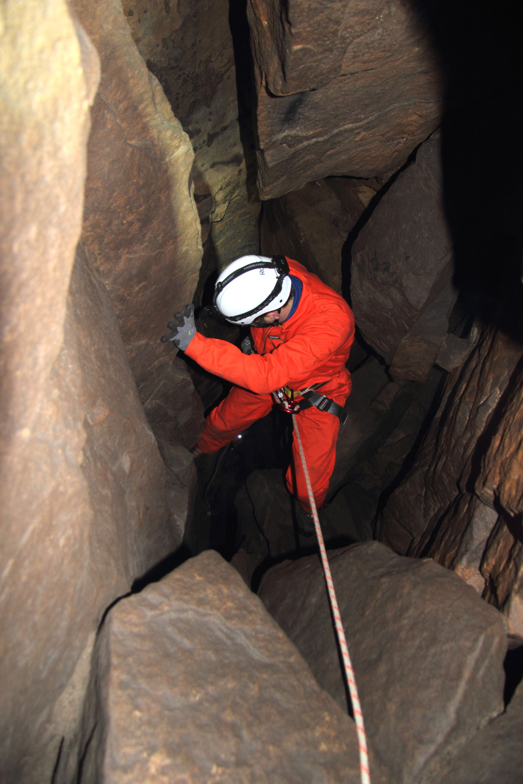 Abseilschacht in der Tiefen Höhle